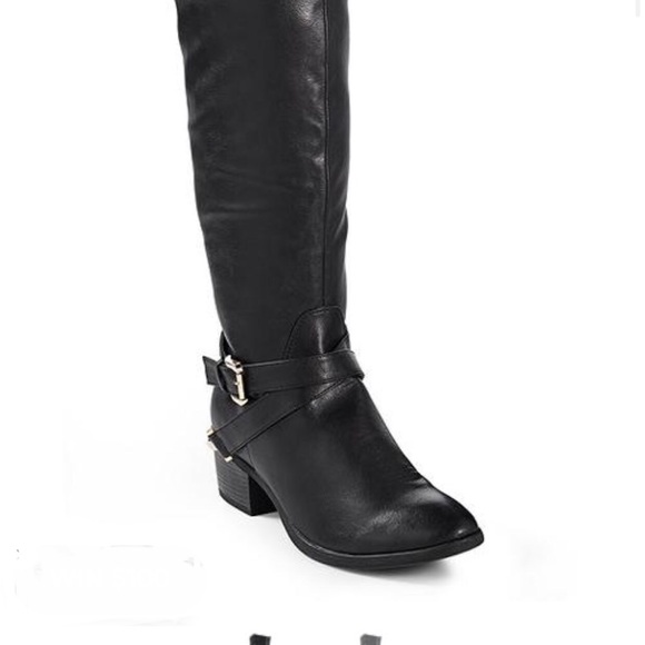 VENUS Shoes - Over the knee black boots.